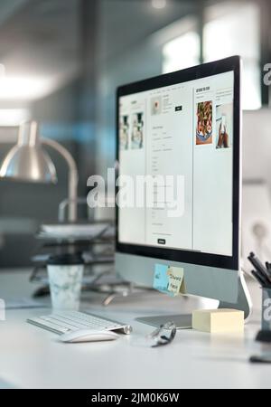Pronto per iniziare a lavorare. Immagine angolata di un computer desktop su una scrivania in un ufficio moderno. Foto Stock