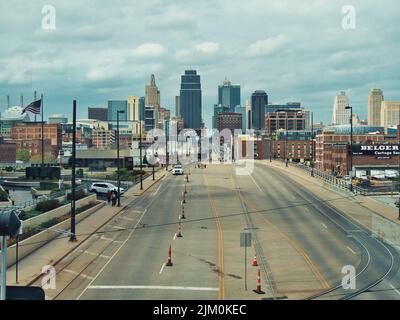 Lo skyline di Kansas City dallo Skywalk vicino a Union Station, Stati Uniti Foto Stock