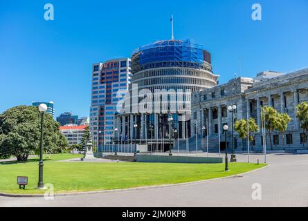 Gli edifici del Parlamento e la Beehive che includono il parco come terreni in una giornata estiva a Wellington Foto Stock