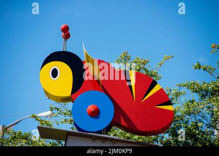 A Wellington City troverete una segnaletica stradale colorata con icone e informazioni, tra cui l'ape vivace, il treno e la funivia Foto Stock