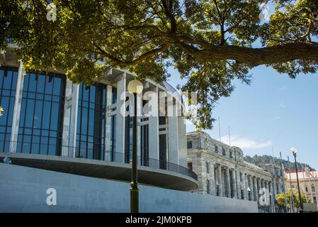 Il Beehive e il Parlamento edifici incorniciati da uno degli alberi su motivi del Parlamento Foto Stock