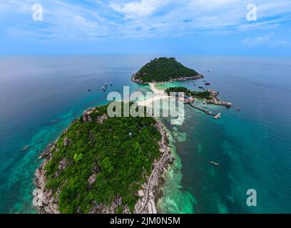 Il colpo aereo di Koh Nang Yuan e Koh Tao isole nel mezzo del turchese oceano, Thailandia Foto Stock