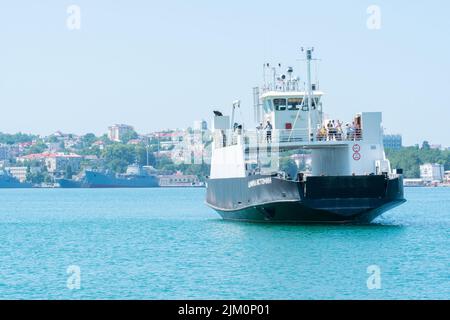 RUSSIA, CRIMEA - LUGLIO 08, 2022: Sevastopol Bay crimea città russia mare molo traghetto porto di trasporto, per paesaggio nero per la zona dal porto riva Foto Stock