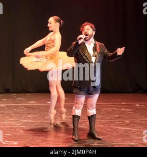 Edimburgo, Regno Unito. 3rd ago 2022. Wanderlust al Assembly 40th Anniversary Festival Gala per dare il via al primo giorno di Edinburgh Festival Fringe presso la Assembly Hall. 13 atti diversi eseguiti di fronte a un pubblico pieno. Tom Duffin/Alamy Live News Foto Stock