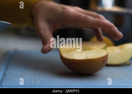 Un primo piano per affettare la mela su un tritare Foto Stock