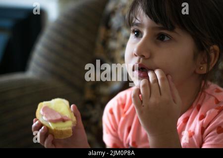 Un bambino che tiene in mano una zucca Foto Stock