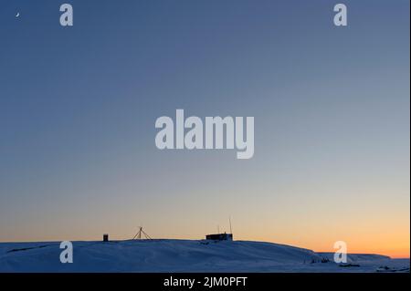 Serata al punto di ciottoli cabina del territorio di yukon costa artica tardo inverno. Inuvialuit Beaufort Mare di caccia alle balene e campo di pesca Foto Stock