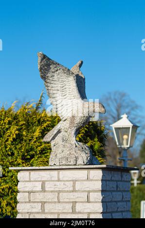 Una foto verticale della bella statua dell'aquila al parco panoramico Mount Mitchill nel New Jersey Foto Stock