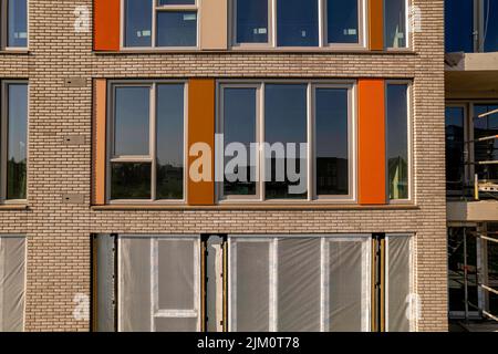 Closeup antenna di facciata esterna parzialmente rifinita a Zutphen di investimento immobiliare e di mercato immobiliare sociale progetto di costruzione collettiva. Foto Stock
