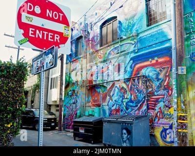 angolo colorato sulla spiaggia di venezia, california. graffiti street art, cartello stradale non entrare Foto Stock