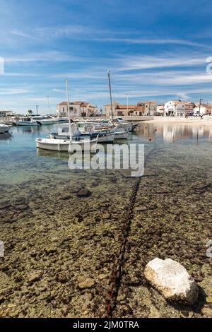 Una bella vista di un porto con le barche a Martigues, Francia Foto Stock