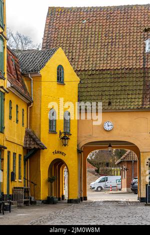 Caratteristico cortile interno circondato da case e magazzini. Assens, Danimarca, Europa Foto Stock