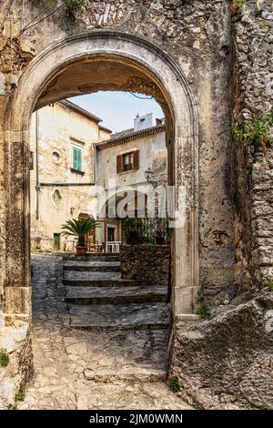 Arco d'ingresso al cortile del castello di Vico del Gargano. Vico del Gargano, provincia di Foggia, Puglia, Italia, Europa Foto Stock