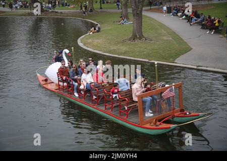 Gruppo di visitatori di Boston che si godono un sabato di primavera pomeriggio su barche a cigno nel Boston Public Garden Foto Stock