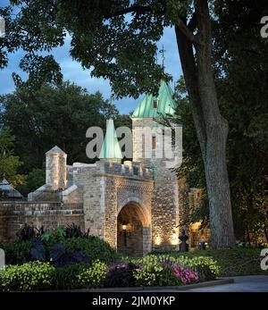 Una verticale di un bellissimo cancello del castello medievale illuminato al crepuscolo su St-Louis Street, Old Quebec, Canada Foto Stock