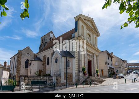 Chiesa cattolica di Saint-Martin-Saint-Laurent, costruita nel 12th secolo, situata a Orsay, Francia, nel dipartimento francese di Essonne Foto Stock