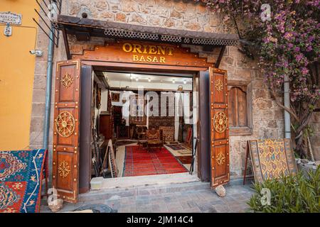 21 giugno 2022, Antalya, Turchia: Orient Bazaar ingresso con tappeti tradizionali turchi fatti a mano in vendita Foto Stock