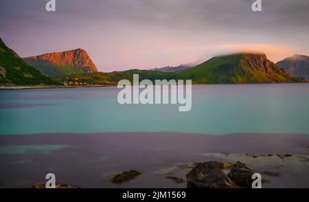 Tramonto sulle montagne e sul mare delle isole Lofoten, Norvegia Foto Stock