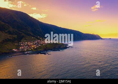 Vista aerea del villaggio di Seixal Beach a Madeira, Portogallo al tramonto Foto Stock