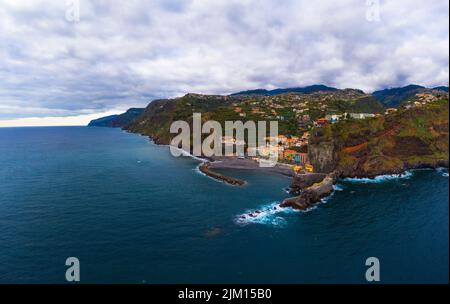 Panorama aereo di Ponta do Sol sull'isola di Madeira, Portogallo Foto Stock