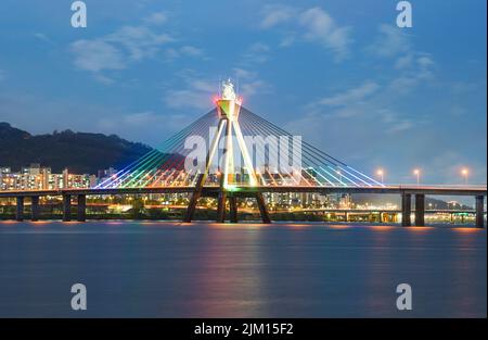 Vista notturna sul fiume Seoul Han, Ponte Olimpico Foto Stock