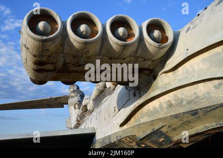 Particolare dell'eekranoplan di classe Lun abbandonato sovietico sulla costa del Mar Caspio. Dagestan. Russia Foto Stock