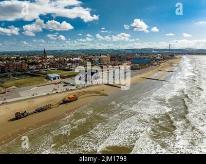 Rhyl RNLI Shannon classe scialuppa di salvataggio il Anthony Kenneth sentito, a Seat e in fase di recupero sulla spiaggia dall'aria, Aerial Drone, Launch and Recovery Syst Foto Stock