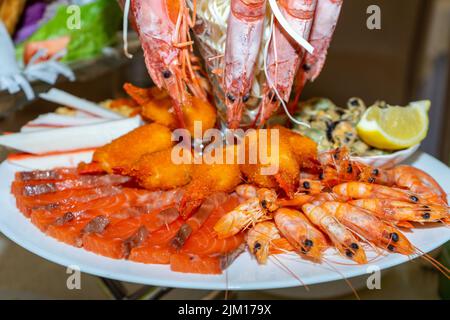 Antipasto di pesce freddo. Le prelibatezze del mare sono pronte per il pasto. Primo piano Foto Stock