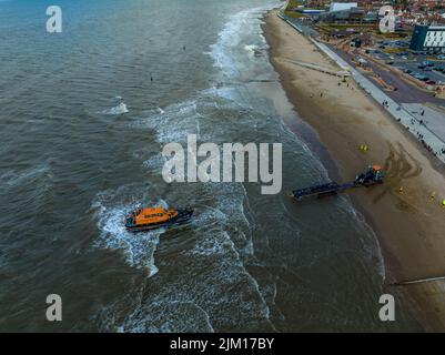 Rhyl RNLI Shannon classe scialuppa di salvataggio il Anthony Kenneth sentito, a Seat e in fase di recupero sulla spiaggia dall'aria, Aerial Drone, Launch and Recovery Syst Foto Stock