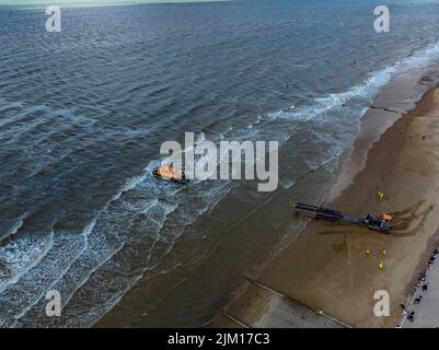 Rhyl RNLI Shannon classe scialuppa di salvataggio il Anthony Kenneth sentito, a Seat e in fase di recupero sulla spiaggia dall'aria, Aerial Drone, Launch and Recovery Syst Foto Stock