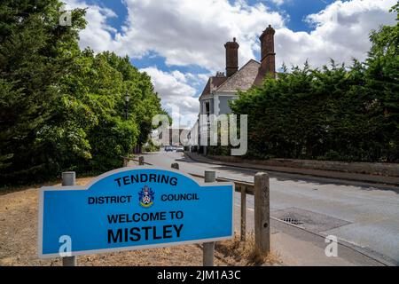 MISTLEY HIGH STREET CON CASE GRAZIOSE Foto Stock