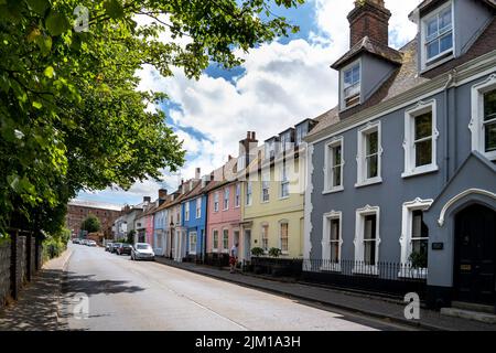 MISTLEY HIGH STREET CON CASE GRAZIOSE Foto Stock