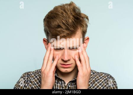 devastata perdita di disperazione dell'uomo colpita Foto Stock