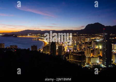 Benidorm, Costa Blanca, Spagna al tramonto in estate con alcune nuvole Foto Stock