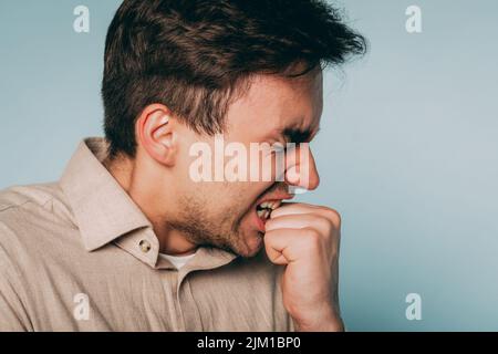 devastata perdita di disperazione dell'uomo colpita Foto Stock