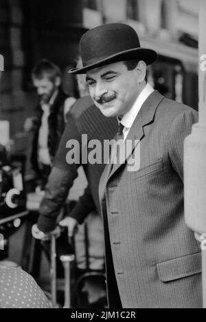 Bruxelles, Belgio - 12 agosto 1992: David Suchet attore sul set di - la scatola di cioccolato - Hercule Poirot al Grand Place di Bruxelles Foto Stock
