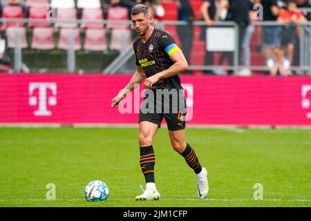 UTRECHT, PAESI BASSI - LUGLIO 30: Sergiy Kryvtsov di Shakhtar Donetsk corre con la palla durante la partita di prima stagione amichevole tra FC Utrecht e FK Sjachtar Donetsk allo Stadion Galgenwaard il 30 Luglio 2022 a Utrecht, Paesi Bassi (Foto di Joris Verwijst/Orange Pictures) Foto Stock