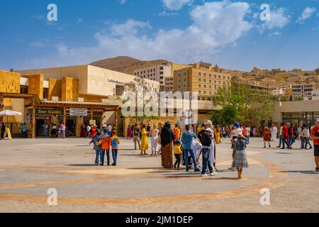 Persone che si riuniscono nell'area di ingresso per Petra in Giordania. Foto Stock