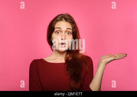 emozione sopraffatta scioccato perplesso ragazza tenere Foto Stock