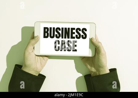 Cartello di testo che mostra il caso aziendale. Business Approposition Propointing Veral Presentation New Task Businesswoman Holding Cellphone and Presenting Foto Stock