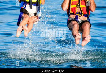 Coppia do para vela toccare Water.Para-vela e la sicurezza negli sport acquatici Foto Stock