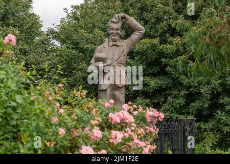 La statua di Laurel Park di Stan Laurel, del duo comico Laurel e Hardy, che viveva nella città di North Shields, North Tyneside, Regno Unito da bambino. Foto Stock