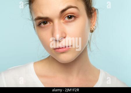 sospetto diffidente donna dubbia sollevare fronte Foto Stock