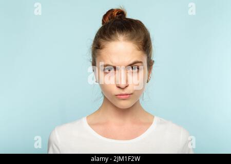 emotion accigliato viso grumpy labbra branche donna Foto Stock