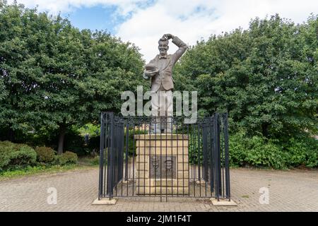 La statua di Laurel Park di Stan Laurel, del duo comico Laurel e Hardy, che viveva nella città di North Shields, North Tyneside, Regno Unito da bambino. Foto Stock