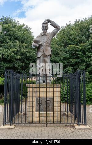 La statua di Laurel Park di Stan Laurel, del duo comico Laurel e Hardy, che viveva nella città di North Shields, North Tyneside, Regno Unito da bambino. Foto Stock