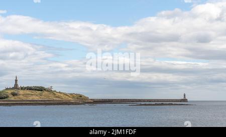 Vista panoramica del faro di Tynemouth e del monumento Collingwood sul fiume Tyne a Tynemouth, North Tyneside, Regno Unito. Foto Stock