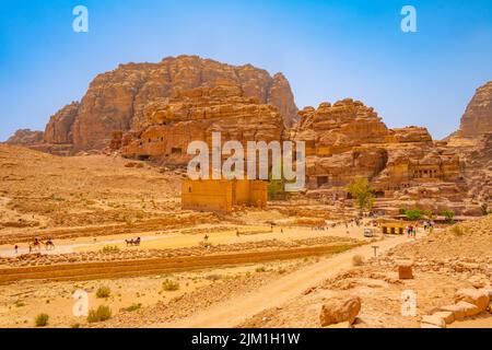 Guardando verso Qasr al-Bint a Petra Jordan Foto Stock