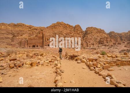 Guardando verso le tombe reali in Petra Jordan Foto Stock