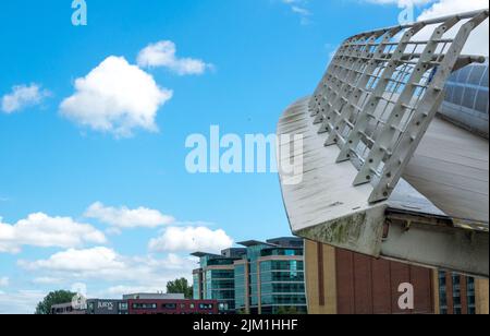 Gateshead Millenium Bridge, Newcastle, essendo cresciuto sul fiume Tyne. Un ponte pedonale sospeso in aria. Foto Stock